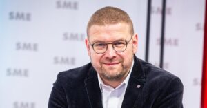 Vsetci z cesty prichadza motorista Turek