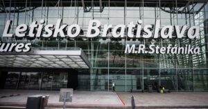 bratislavske letisko prvykrat za mesiac odbavilo viac ako pol miliona cestujucich