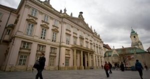 cast zakona o bratislave straca platnost volebn e obvody sa urcia v pomere k poc tu obyvatelov