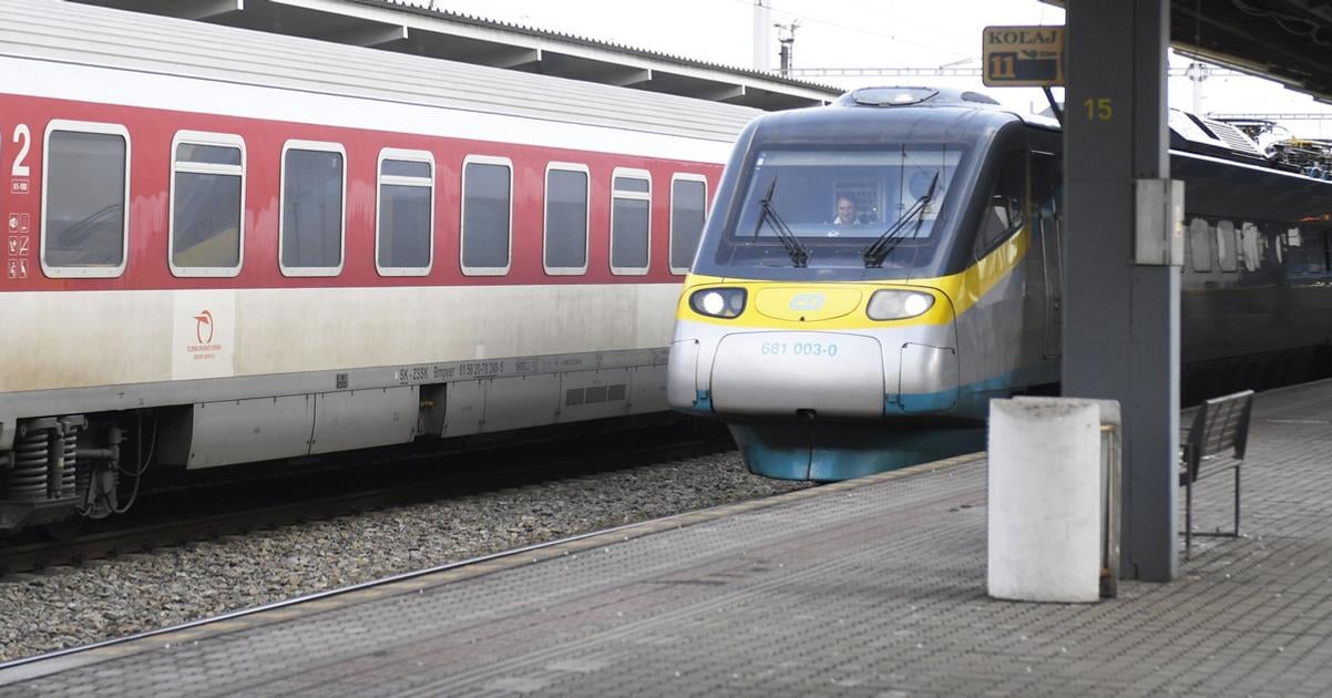 Vlaková doprava v Bratislave je medzi hlavnou stanicou a Račou prerušená. 2 vlakova doprava v bratislave je medzi hlavnou stanicou a racou prerusena