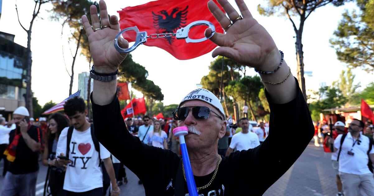 Žiadajú koniec premiéra. Albánci protestovali v uliciach Tirany už 35. deň po sebe. 2 ziadaju koniec premiera albanci protestovali v uliciach tirany uz 35 den po sebe