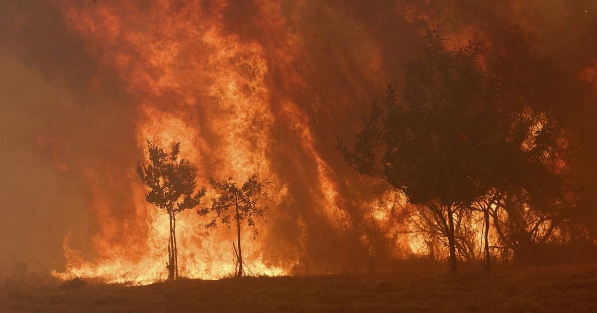 Evakuacia desattisicov ludi pre lesny poziar v Nevade