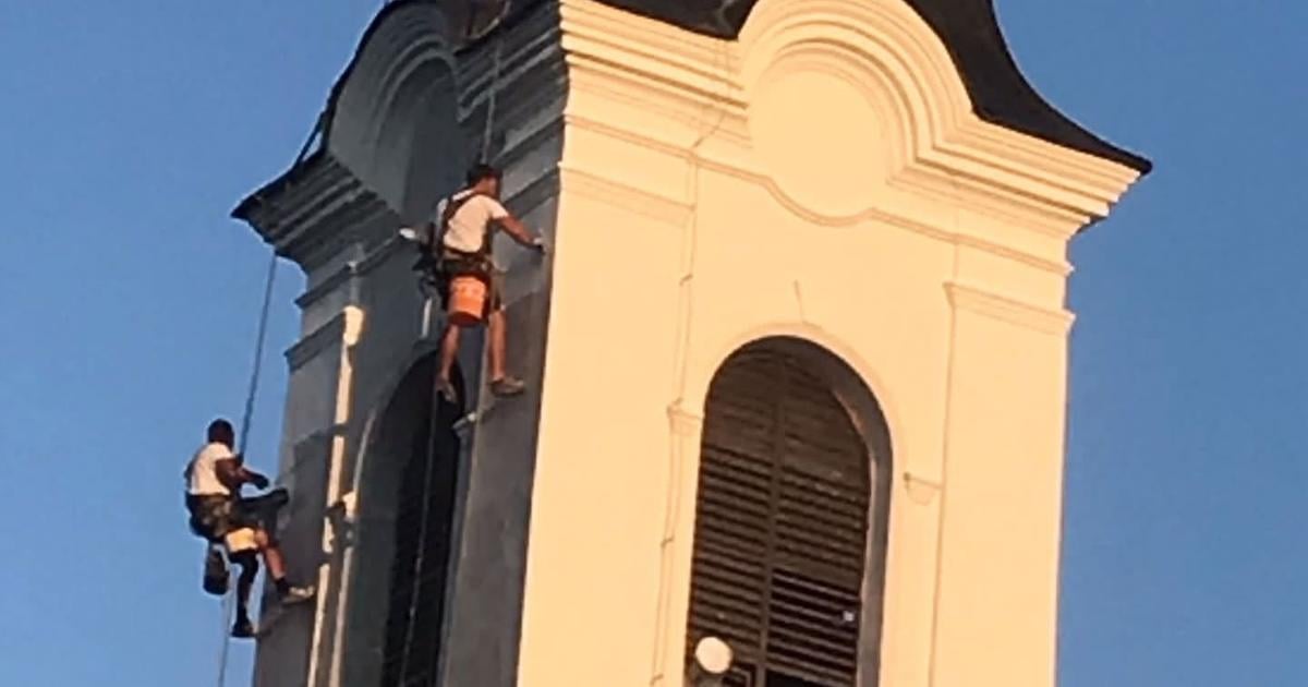 Na kostolnej vezi viseli dvaja muzi Scena v kupelnej dedinke uputala pohlady okoloiducich
