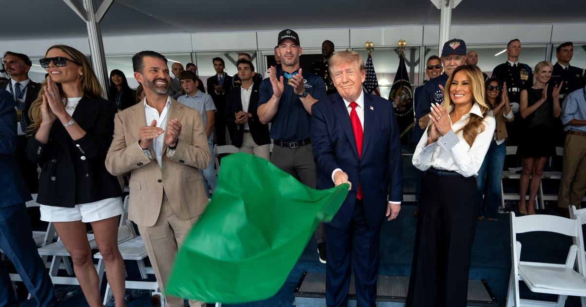 Trump odstartoval preteky IndyCar v centre Washingtonu nariadil ich usporiadat ako sucast oslav vyrocia vzniku USA