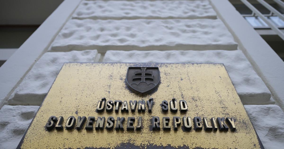 Ustavny sud sa obratil na Evropsky sudny dvor s prejudicialnou otazkou tykajucou sa manzelstiev osob rovnakeho pohlavia