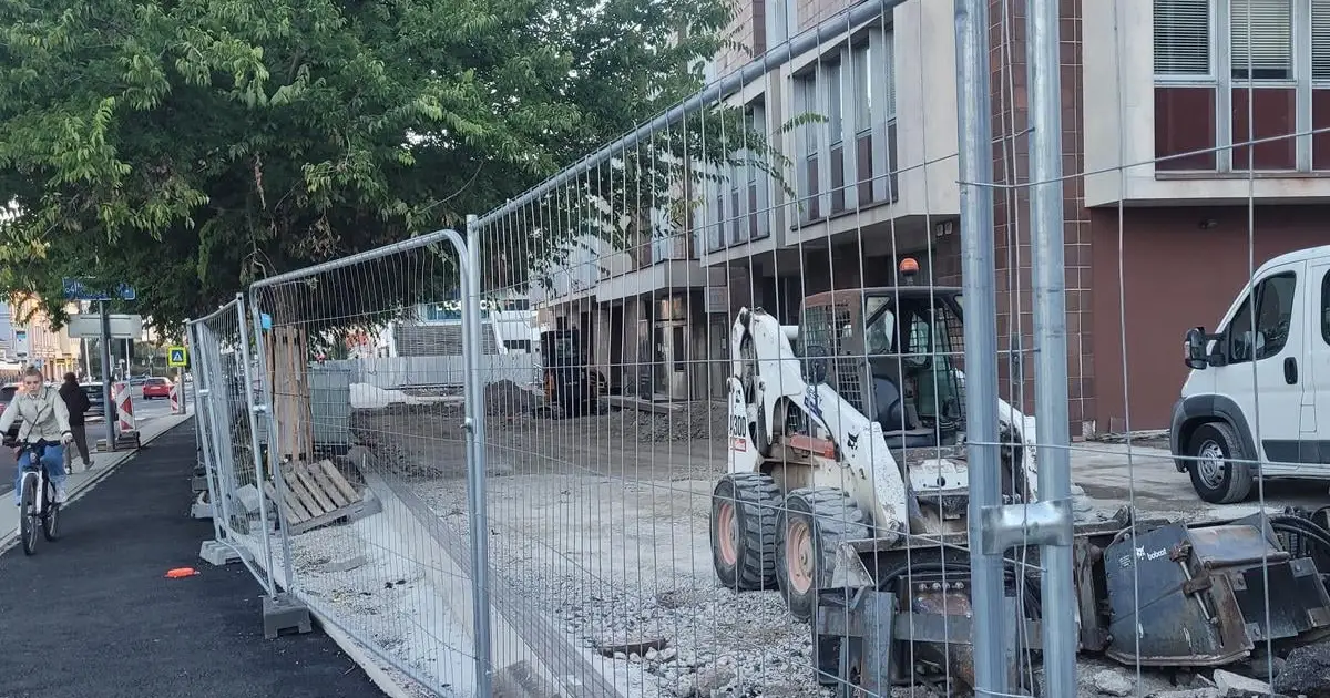 Asfalt v centre nahradí dlažba, archeológovia sa vrátili