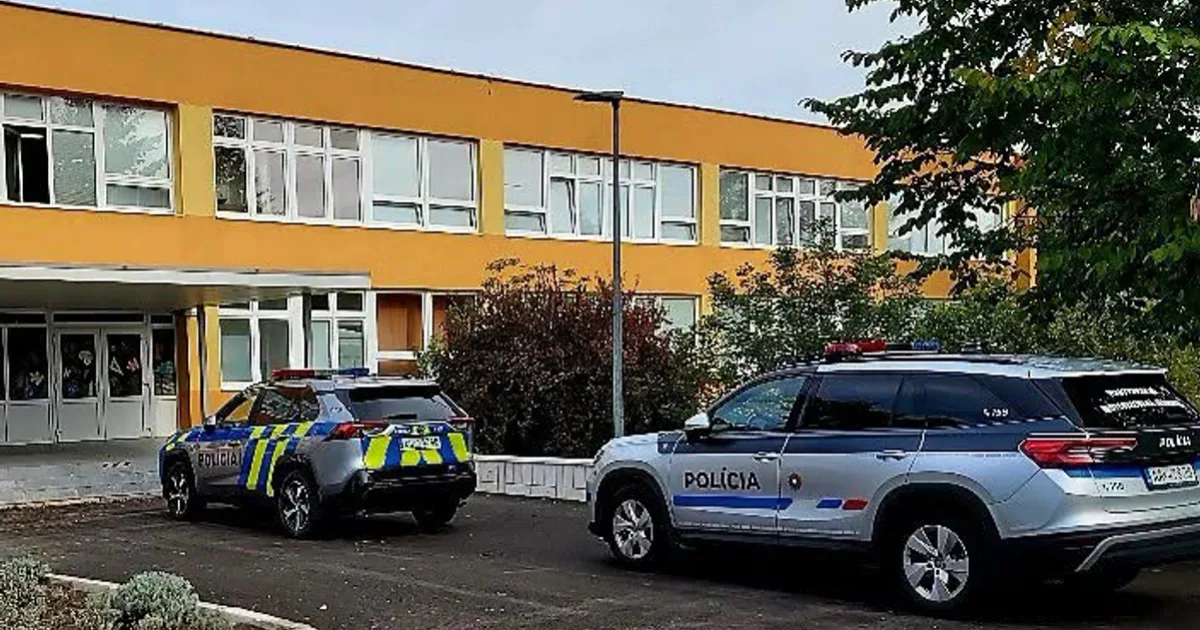 Bomba v škole: evakuácia žiakov a zamestnancov