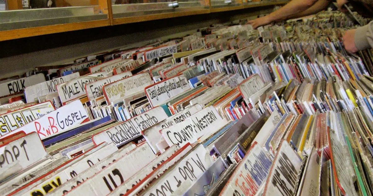 Brusel chcel stopnúť lacné balíky z Temu. Pravidlá predražili kapelám predaj vinylov