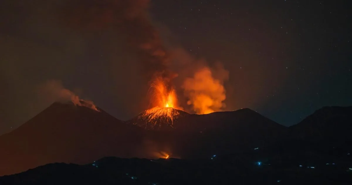 Etna opäť narúša leteckú dopravu na Sicílii