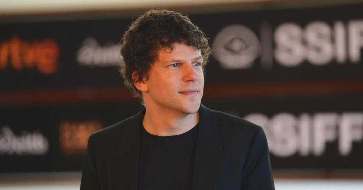 Jesse Eisenberg: Terapeut mi vraví, že nemusím zomierať, no ja viem, že trpieť treba