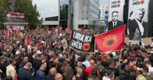 Kosovo očakáva verdikt v procese s exprezidentom Thacim, protestovali tisíce ľudí