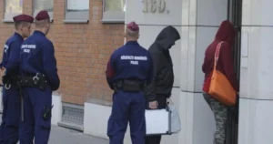Maďarský odvolací súd znížil tresty obžalovaným z extrémistickej ľavicovej scény