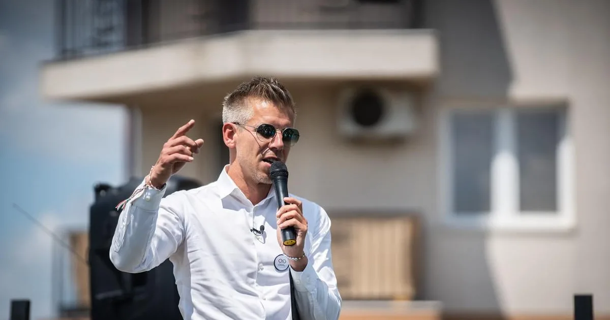 Muž obľial vínom politika Pétera Magyara