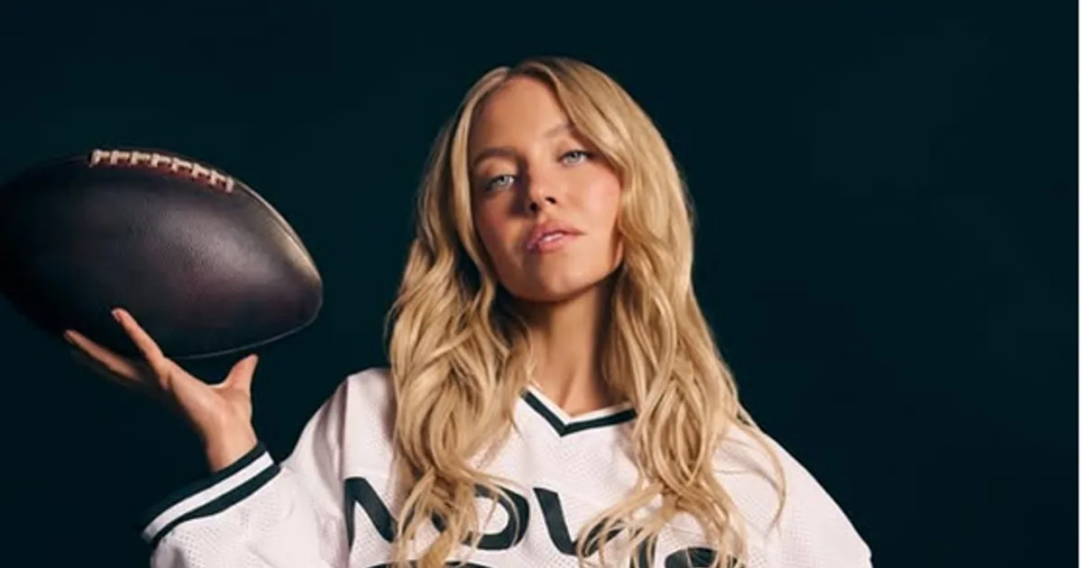 Nahá sedí na koši, opakuje slovo šport. Sydney Sweeney kritizujú za lacnú reklamu