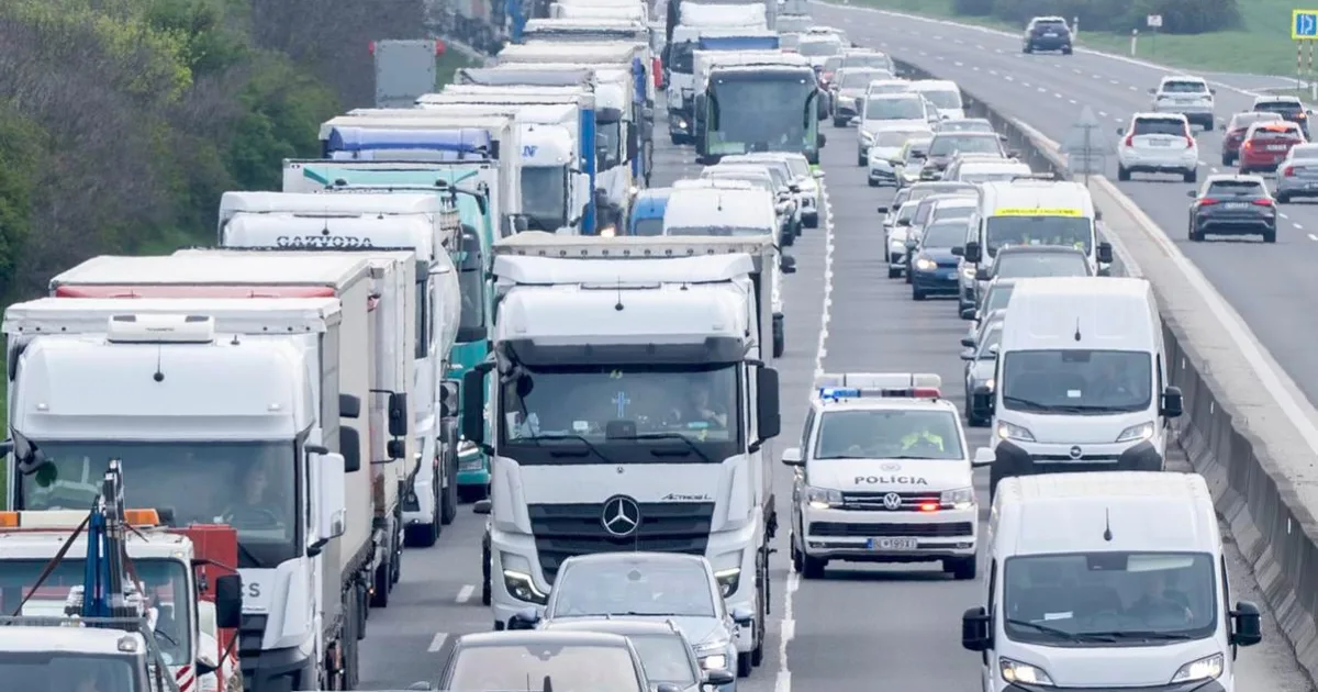 Nehoda si vyžiadala uzávierku diaľnice, dopravu odkláňajú policajti