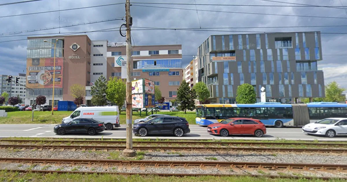Oceliari prekvapili parkovaním, majitelia košického hotela sú nahnevaní