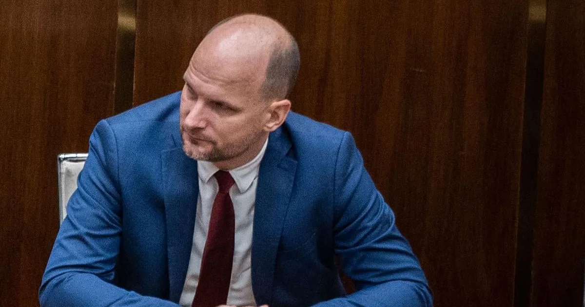 Opozícia ostro kritizuje opakované presúvanie