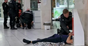 Ozbrojený útočník vtrhol na urgentný príjem, zranil ochranku aj pacientov
