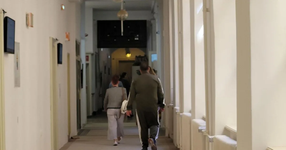 Policajti mučili podozrivého, hlavu mu oblepili páskou. Na súde si nasadili kapucne