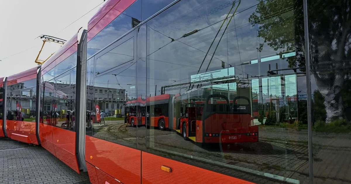 Polícia prešetruje poškodenie električky