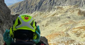 Poľský turista zahynul po páde vo Vysokých Tatrách, druhého zachránili