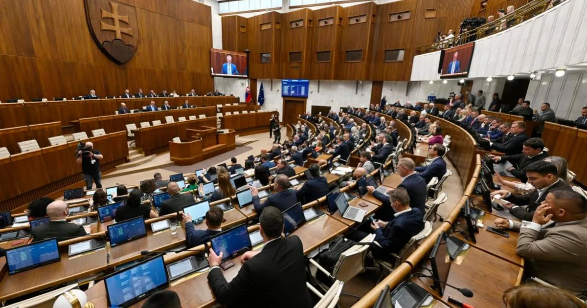 Poslanci odštartovali rokovanie a v diskusii pokračujú