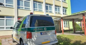 Tínedžer sa vyhrážal, že so sekerou príde do základnej školy. Strach po Staškove narástol