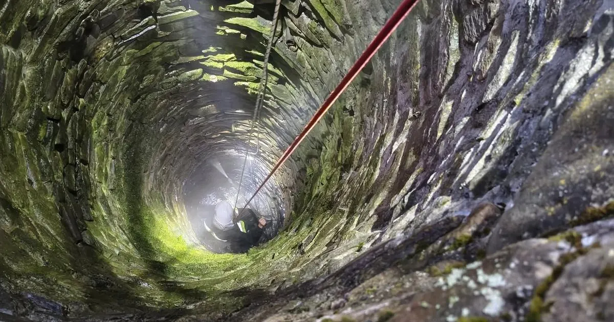 Upratovali deväť metrov pod zemou. Nález na dne 400-ročnej studne ich pobavil