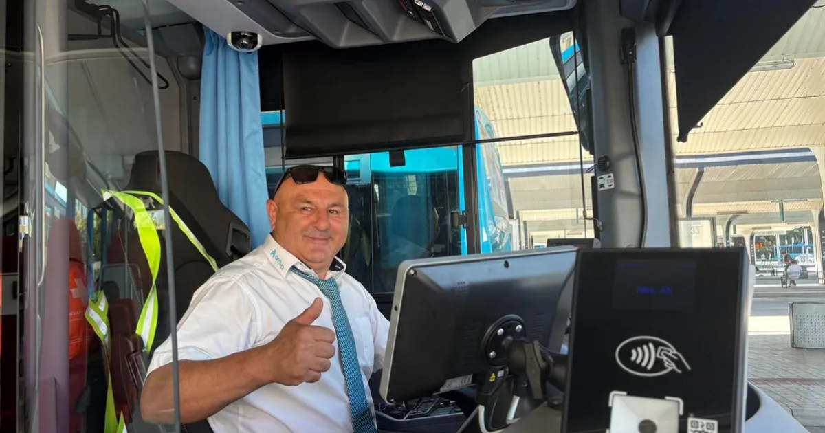 Vodič musí fúkať, inak autobus nenaštartuje. Cez noc ho nabijú, prejde 300 km 3 Vodič musí fúkať, inak autobus nenaštartuje. Cez noc ho nabijú, prejde 300 km
