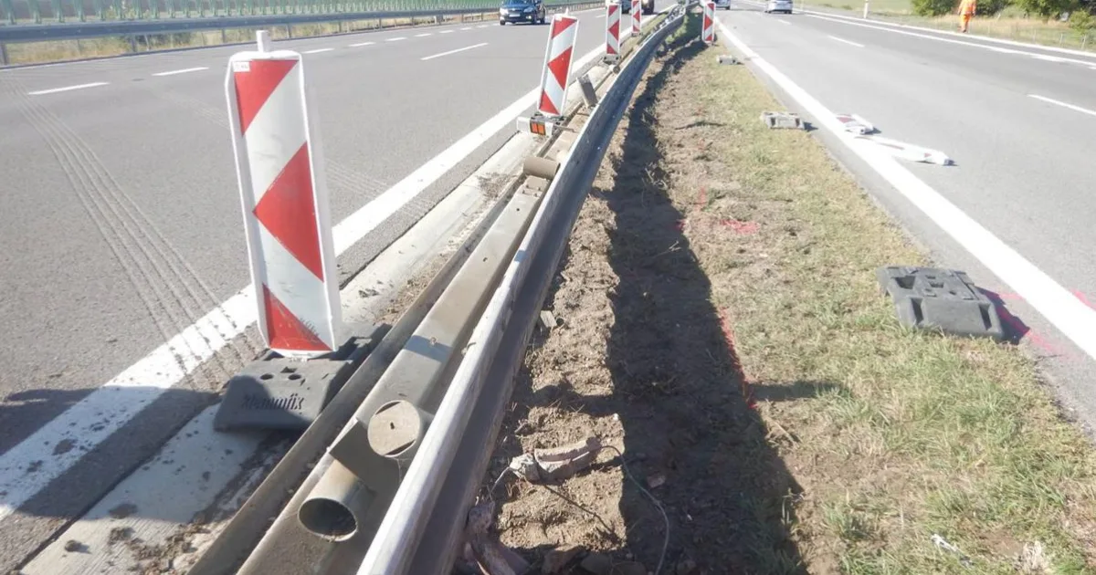Vodič ušiel, na R1 za sebou nechal spúšť. Polícia hľadá svedkov