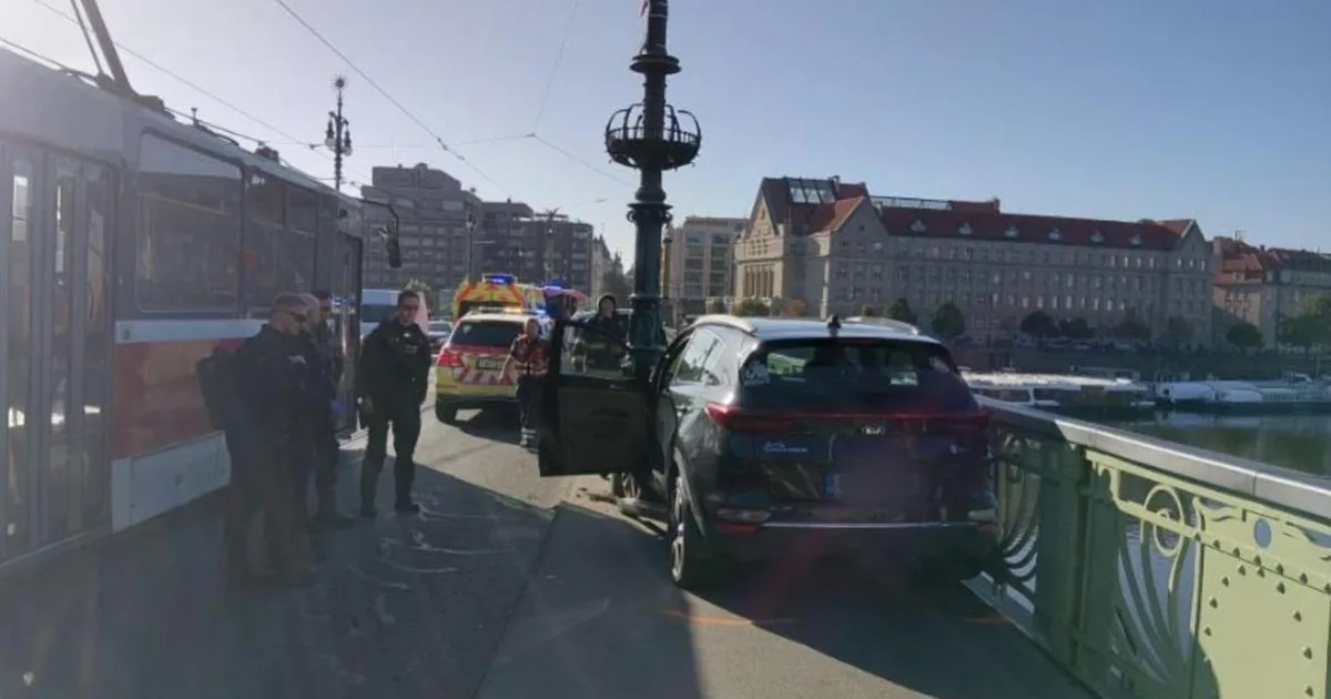 Vodič v Prahe vrazil autom na chodník, zranil dvoch chodcov