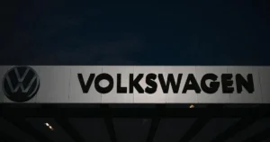 Volkswagen vypovedá platné tarifné dohody so zamestnancami