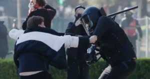 Albánsky premiér: Za násilné protesty môžu zahraničné sily a hybridná vojna