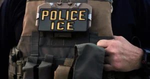 Americkí agenti vyšetrujú správy o hádzaní zápalného zariadenia na budovu ICE