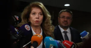 Bulharsko rozhodne o prezidentovi v druhom kole po tesnom súboji favoritov