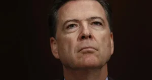 Bývalého riaditeľa FBI Comeyho obvinili z neoprávneného zverejnenia