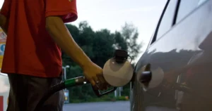 Ceny pohonných hmôt v Česku vzrástli, motoristi platia viac