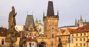 Česko sa zadlžuje prudkým tempom, požičiavajú si ľudia, firmy aj štát