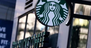 Čína obvinila americký výbor z falšovania tvrdení o Starbucks v Sin-ťiangu