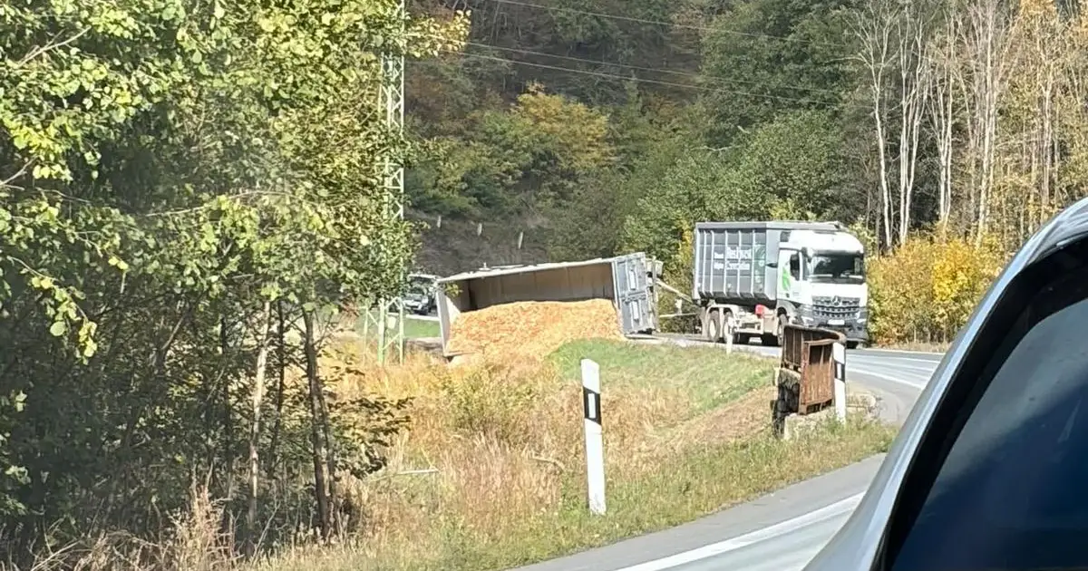 Ďalšia nehoda kamióna zablokovala dopravu pri Zvolene
