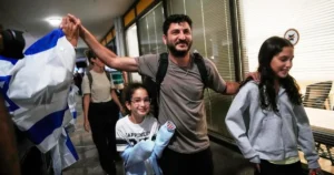 Dezertérovi zviazali ruky káblami od slúchadiel. Hrdinstvo cestujúcich ocenil aj Trump