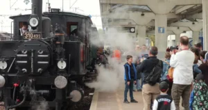 Do Železničného múzea v Bratislave priviezol návštevníkov 130-ročný parný rušeň