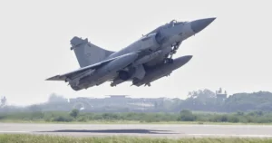 Dvaja členovia osádky stíhacieho lietadla Mirage