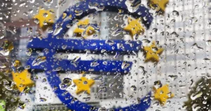 Euro na 17-mesačnom minime, investorov znepokojuje francúzsky dlh a neistota v Španielsku