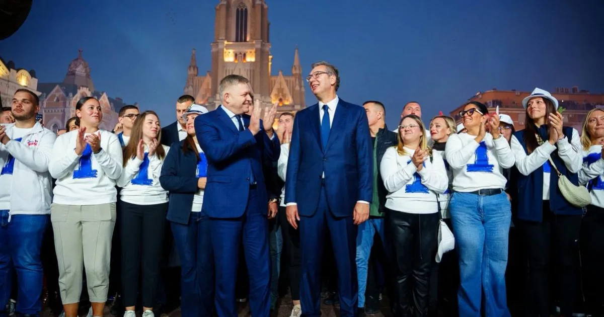 Fico na mítingu v Novom Sade hovoril po srbsky, s Vučičom sa objímal
