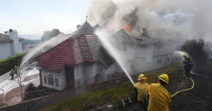 Hasiči v južnej Kalifornii pokračujú v boji s požiarom