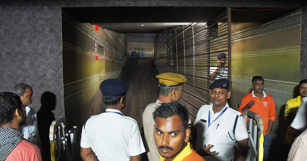 India: Pri tlačenici na náboženskej slávnosti zomrelo najmenej 30 ľudí 3 India: Pri tlačenici na náboženskej slávnosti zomrelo najmenej 30 ľudí