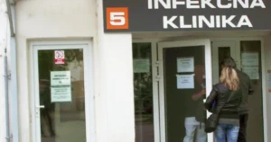 Infekční a v meste na fuškách. Z kliniky na reverz, karanténu ignorovali