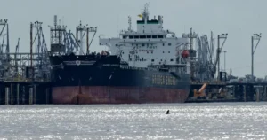 Iránske sily údajne zasiahli ropný tanker v Hormuzskom prielive