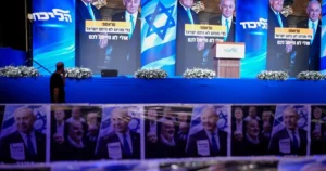 Izraelské voľby podľa exit pollov vyhrá opozičný blok, najviac mandátov získa Likud